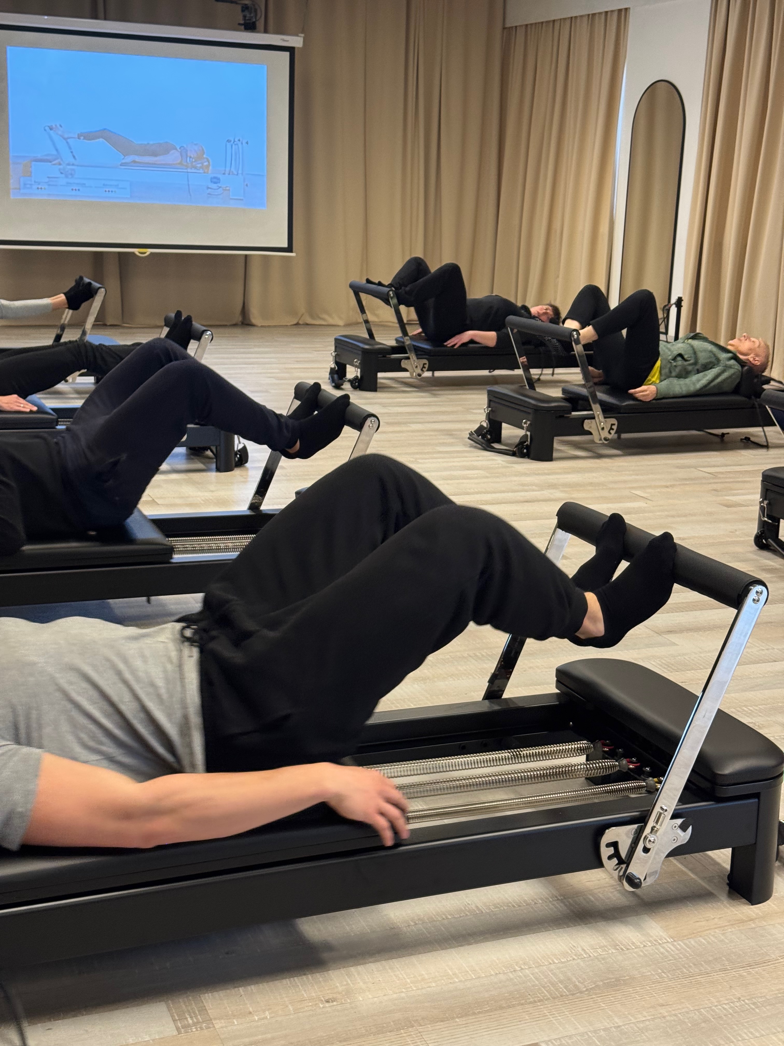 Hip raises op de reformer bij Fitality