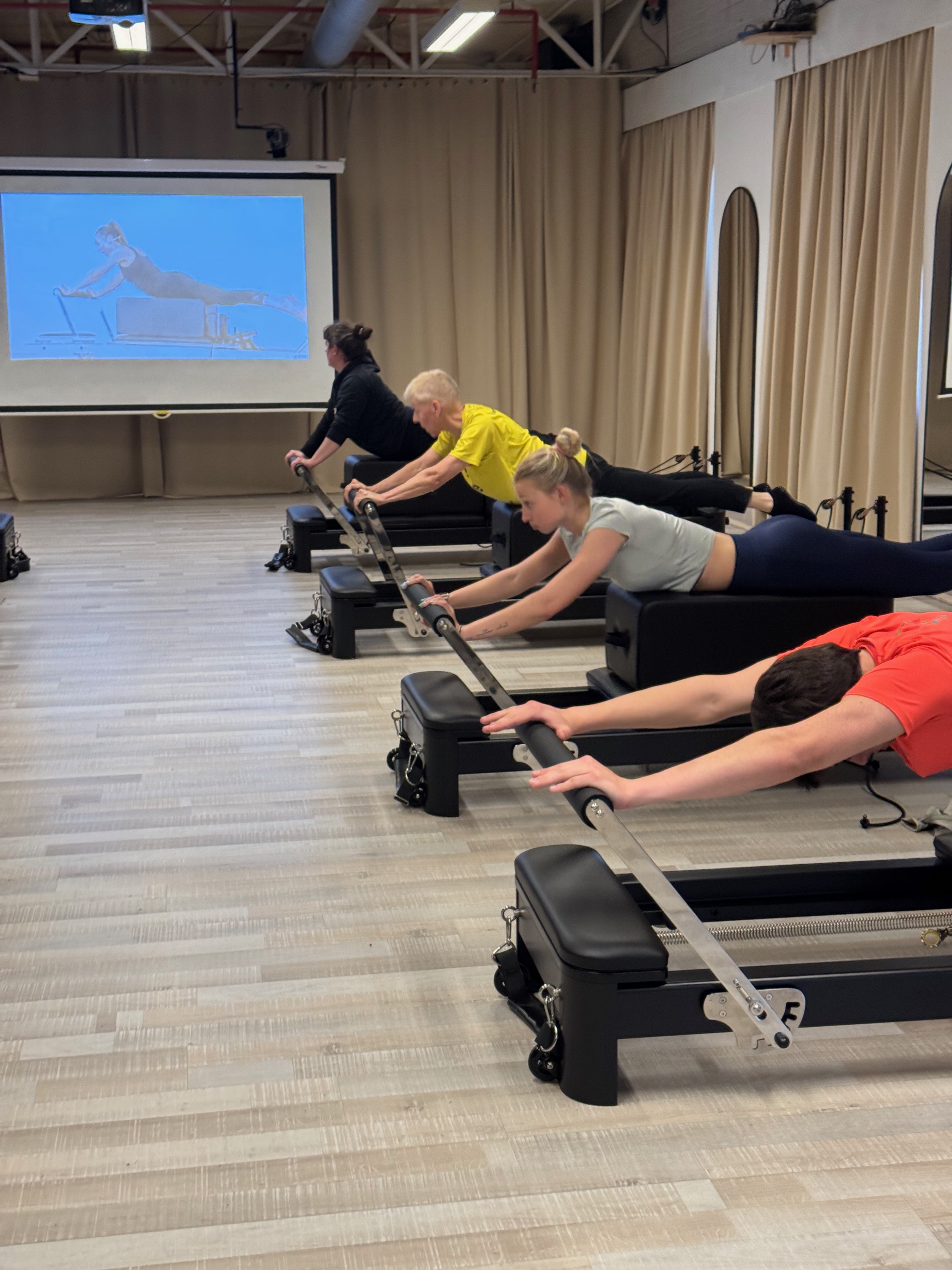 Groep reformer pilates les bij Fitality Deurne